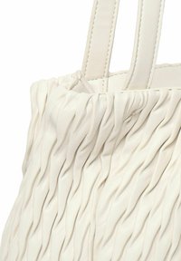 Witte lederen schoudertas met een geplooid ontwerp, voorzien van stevige schouderbanden en een gestructureerde afwerking voor een zachte uitstraling.
