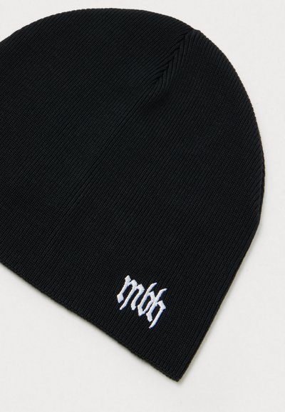 Svart strikket lue med ribbet tekstur og en hvit brodert logo på forsiden. Konned design for tett passform.