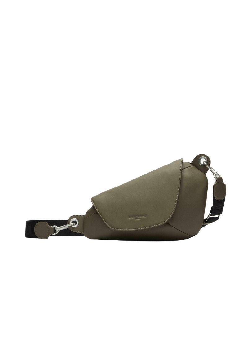 Olivewą skórzaną torbę na ramię w kolorze oliwkowym z zagiętą klapą, srebrnymi akcentami, czarnym regulowanym paskiem i gładką fakturą.