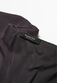 Czarna tkanina o gładkiej fakturze, z widoczną metką z napisami "Massimo Dutti" i "Wyprodukowano we Włoszech". Miękkie detale falban.