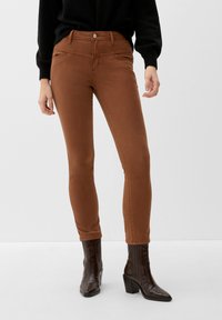 s.Oliver MIT SATTELBUND - Slim fit jeans - zimt