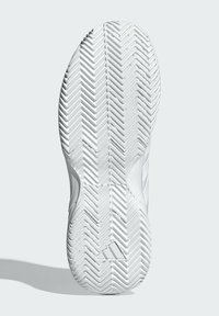 Biela podrážka atletickej obuvi s rybičkovým vzorom protišmyku, s hladkou textúrou a jemným detailom značky.