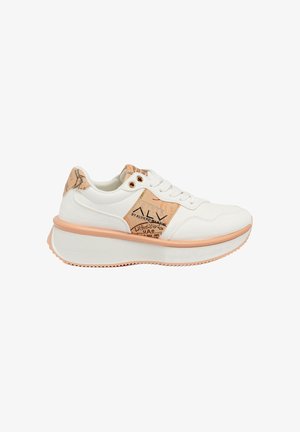 Sneakers platform bianche con un pannello beige testurizzato che presenta un motivo geometrico. Design con lacci e suola in gomma con dettagli rigati.