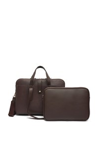 Cartella in pelle marrone con manici superiori, tracolla regolabile e una custodia per laptop imbottita coordinata. Texture liscia con dettagli in metallo dorato.