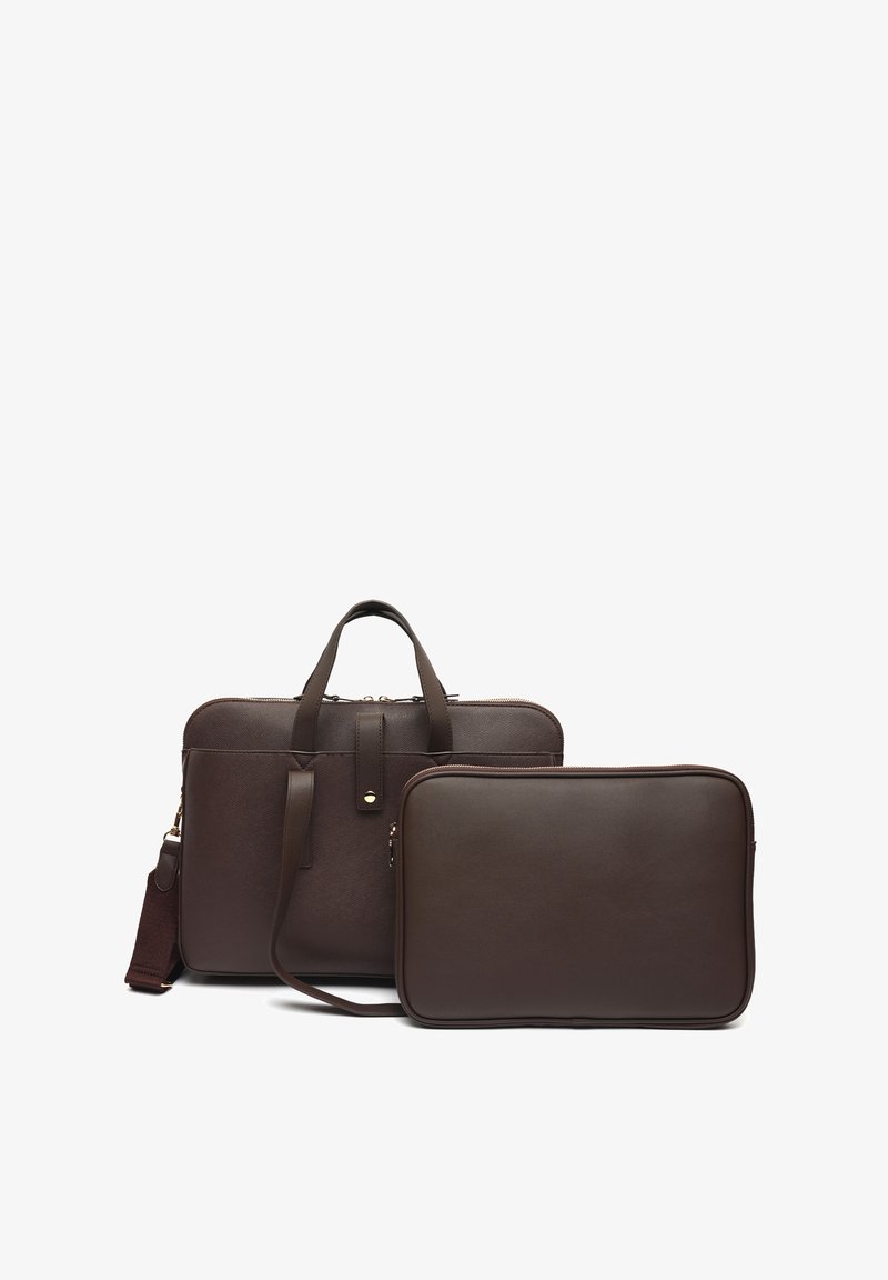 Cartella in pelle marrone con manici superiori, tracolla regolabile e una custodia per laptop imbottita coordinata. Texture liscia con dettagli in metallo dorato.