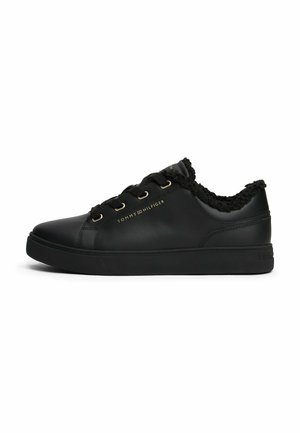 Czarny, niskoprofilowy sneaker z złotymi oczkami, futrzaną podszewką i wytłoczonym logo "Tommy Hilfiger" po boku.