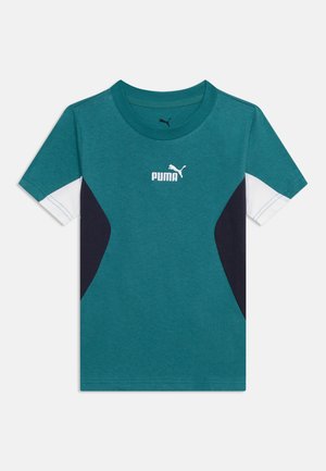 Teal Puma T-shirt met witte en zwarte zijpanelen, korte mouwen, ronde hals en wit Puma-logo in het midden van de borst.