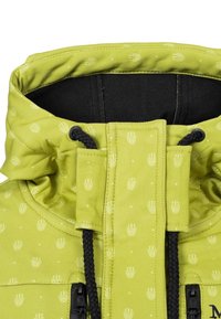 Żółto-zielona kurtka z kapturem, z małymi białymi wzorami, czarną podszewką, czarnymi sznureczkami i zamkiem błyskawicznym z przodu.