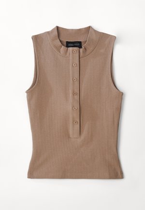 Top fără mâneci de culoare bej, realizat dintr-un material ribbed. Are un guler înalt și o închidere cu butoane, cu cinci butoane maro. Textură netedă.