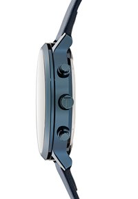 Reloj cronógrafo con una caja redonda y pulida en negro, tres pulsadores y una correa de cuero azul texturizada. La esfera de vidrio transparente muestra la hora.