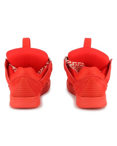 Chaussures de sport rouges à finition texturée, dotées d'un col matelassé, d'une languette de tirage et d'une doublure à motif chevron. Semelle en caoutchouc pour une bonne adhérence.