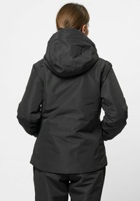 Schwarze wasserfeste Jacke mit Kapuze, die eine glatte, matte Textur und eine strukturierte Passform aufweist, entworfen für Outdoor-Aktivitäten.