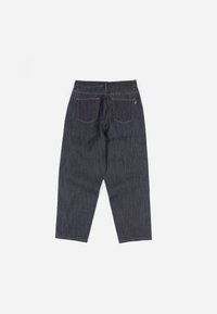 Pantaloni in denim scuro con vestibilità rilassata, dotati di tasche laterali e posteriori, cuciture a contrasto e etichetta in pelle in vita.