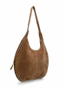 Sac fourre-tout en suède marron avec une forme arrondie, comportant des clous en métal sur un côté et une longue sangle ajustable pour le transport.