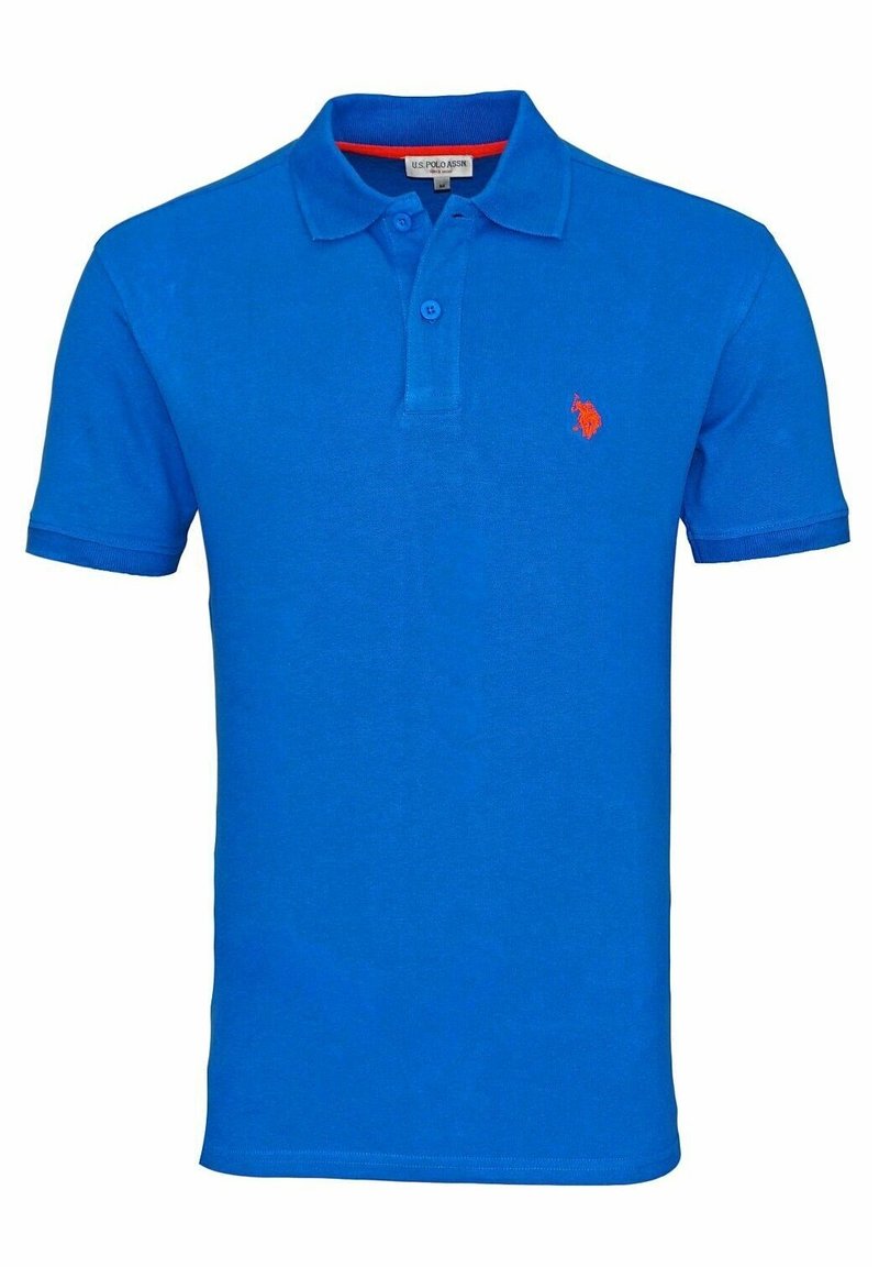 Polo bleu à manches courtes avec deux boutons, col et petit logo rouge brodé sur la poitrine gauche.