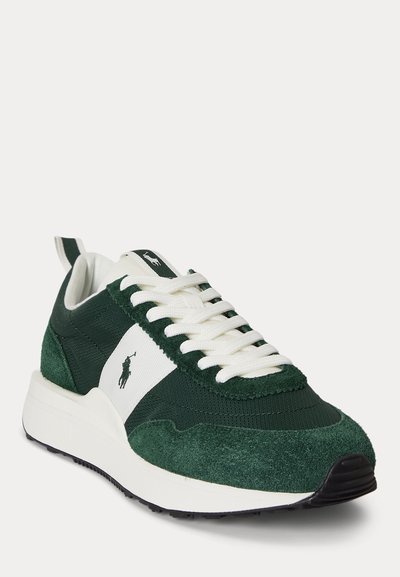 Σκούρο πράσινο και λευκό αθλητικό παπούτσι Polo Ralph Lauren με επάνω μέρος από σουέντ και ύφασμα, λευκά κορδόνια, λογότυπο στο πλάι και στη γλώσσα, και λευκή επενδεδυμένη σόλα.