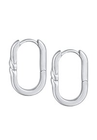 Sølvøreringe med en snoet design, der har en glat, poleret metaloverflade og en sikker låsemekanisme.