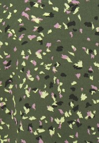 Tessuto di un verde oliva scuro con un motivo astratto di schizzi rosa, giallo chiaro e nero su una superficie morbida e strutturata.