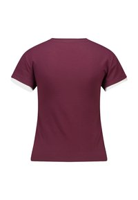 Burgundin värinen puuvillapaita lyhyillä hihoilla, jossa on valkoiset reunukset hihansuiden ympärillä, pyöreä kaula-aukko ja sileä, yhtenäinen pinta.