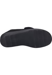 Czarna podeszwa buta z teksturowanym wzorem, lekko zakrzywiony kształt i gładkie wykończenie. Wyświetla logo oraz szczegółowy wzór bieżnika zapewniający przyczepność.