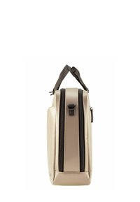 Bolso rectangular beige con doble cremallera, asas grises y una superficie texturizada, que cuenta con un bolsillo lateral y un fondo resistente.