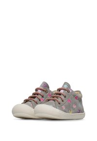 Sneakers in suede grigio con motivi floreali in rosa e giallo, suole in gomma testurizzata e lacci marroni. Design a profilo basso e punta arrotondata.