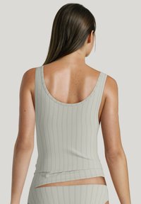 Top in maglia a coste grigio chiaro con scollatura arrotondata e spalline larghe, caratterizzato da una silhouette aderente e cuciture cucite.