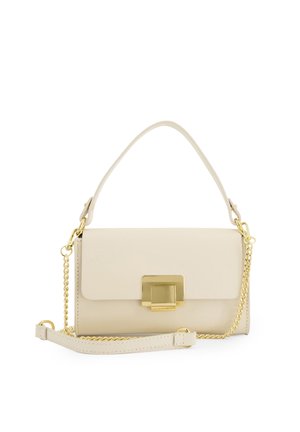 Béžová kožená kabelka s horním madlem, zlatým řetízkovým popruhem a obdélníkovou zlatou sponou na přední klopě.