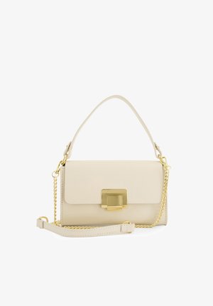 Beżowa skórzana torebka z górnym uchwytem, złotym łańcuszkiem i prostokątną złotą sprzączką na przedniej klapie.