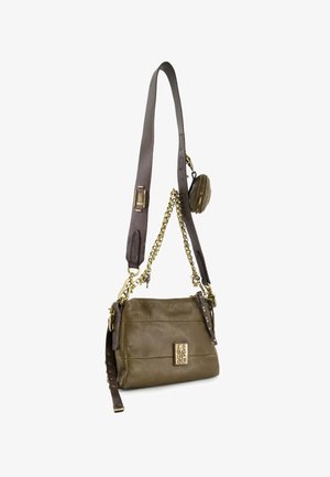 Olijfgroen leren crossbody tas met gouden accenten, verstelbare bruine schouderband en een zijvak met rits. Kenmerkend zijn de gewatteerde textuur en het logo-detail.