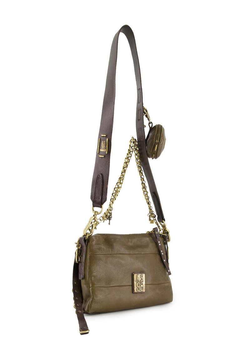 Olijfgroen leren crossbody tas met gouden accenten, verstelbare bruine schouderband en een zijvak met rits. Kenmerkend zijn de gewatteerde textuur en het logo-detail.