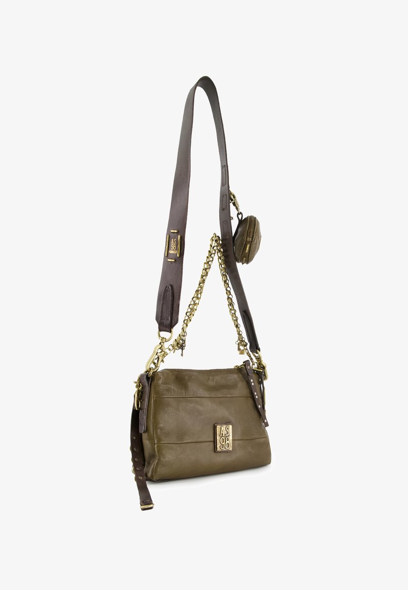 Olivengrøn læder crossbody taske med detaljer i guldtoner, justerbar brun skulderrem og sidelomme med lynlås. Har quiltet tekstur og logo-detail.