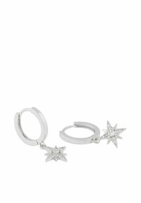 Silverhoopörhängen med stjärnformade hängen, med små klara ädelstenar och en polerad metallfinish. Cirkulär form och avtagbar design.