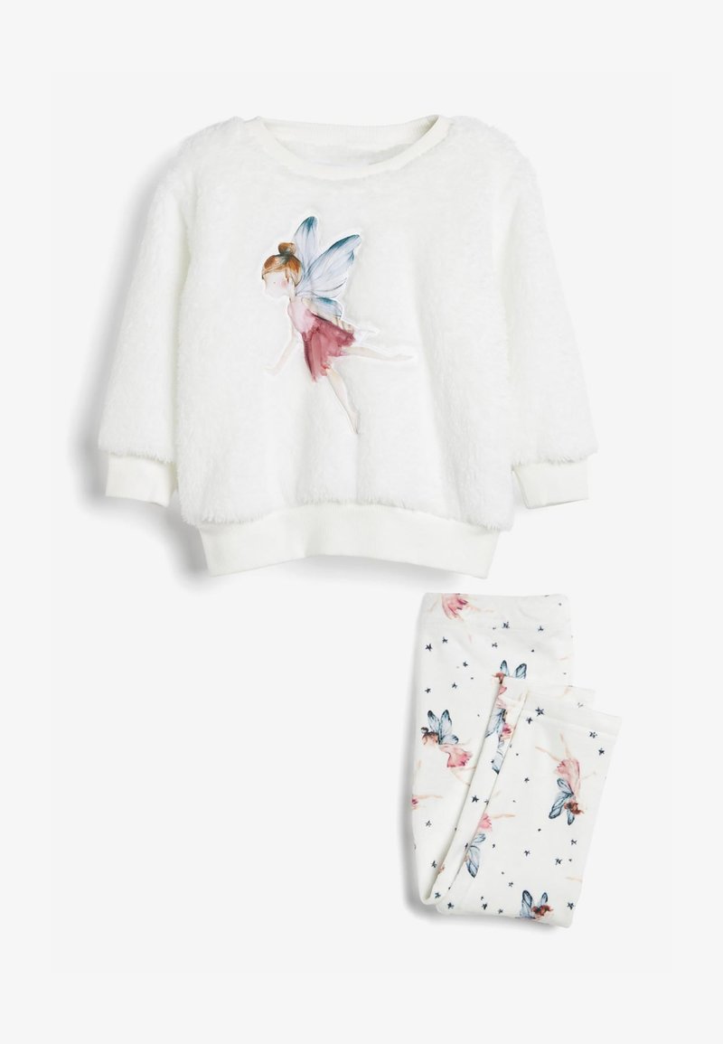 Pull blanc en peluche avec un design de fée brodé ; le pantalon blanc assorti présente des imprimés de fées et d'étoiles dans des pastels doux.