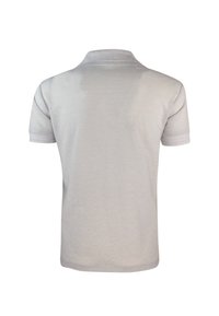 Polo shirt grigio chiaro con maniche corte, colletto classico e tessuto testurizzato. Presenta cuciture sottili e una finitura liscia.