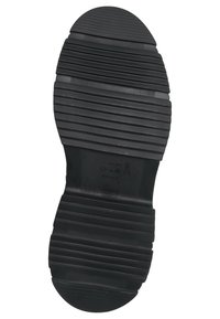 Suela de zapato de goma negra con surcos, crestas y un borde circular texturizados, con marca en la parte inferior.