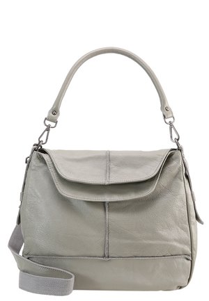 Sac à main en cuir gris avec un rabat pliable, une bandoulière réglable et des accents en métal argenté. Texture douce et forme rectangulaire.