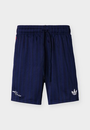 Pantaloncini sportivi blu navy con sottili righe verticali, vita elastica con coulisse, loghi bianchi Adidas trefoil e cannon sulle gambe.