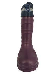 Waterdichte rubberen laars in dieprood, met een gestructureerd lichaam, een afgeronde neus en een marineblauwe textielen boord met verstelbare sluiting en reflecterende streep.