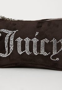 Barna nubuk bőr clutch ezüst strassz betűkkel, mely a "Juicy" szót formázza. Cipzáros záródással és lánc pánttal rendelkezik. Sima textúra, kompakt dizájn.