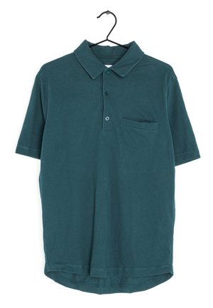 Ciemnoniebieska, krótko rękawowa koszulka polo z kołnierzykiem, trzema guzikami i małą kieszonką na piersi wisi na czarnym wieszaku.
