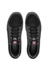 Scarpe da ginnastica nere con tomaia in rete, chiusura con lacci e suola in gomma bianca. Presentano un logo rosso sulla linguetta e pannelli laterali testurizzati.