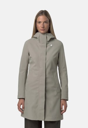 Cappotto impermeabile grigio chiaro con colletto alto, maniche lunghe e design minimalista. Presenta un piccolo logo sul petto sinistro.