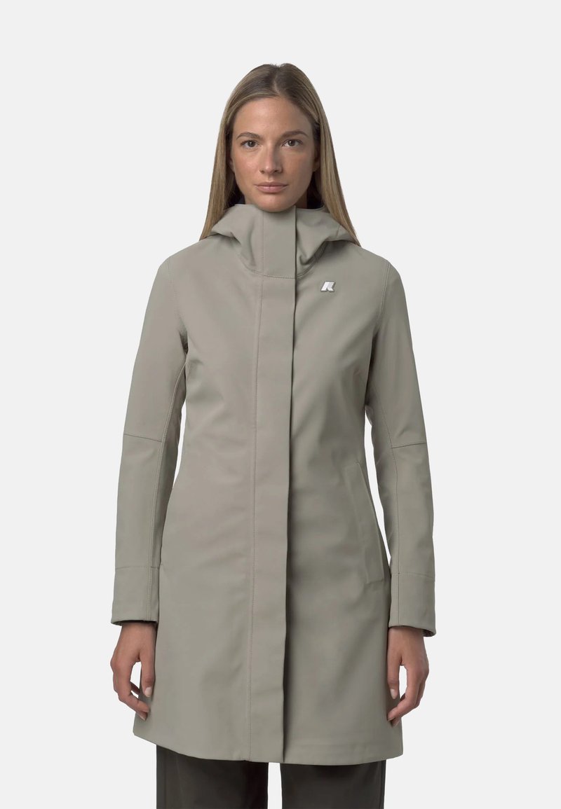 Cappotto impermeabile grigio chiaro con colletto alto, maniche lunghe e design minimalista. Presenta un piccolo logo sul petto sinistro.