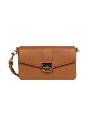 Sac en cuir marron à bandoulière avec une fermeture rabat, ferrures dorées et bandoulière réglable. Présente une texture lisse et des lignes épurées.