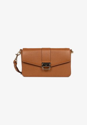 Sac en cuir marron à bandoulière avec une fermeture rabat, ferrures dorées et bandoulière réglable. Présente une texture lisse et des lignes épurées.