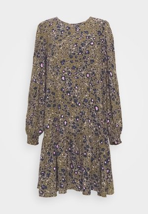 Robe verte olive à manches longues avec imprimé léopard floral noir et rose, poignets froncés et jupe ample à volants.