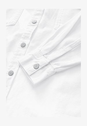 Weißes Button-Up-Hemd aus strukturiertem Stoff, mit dunklen Metalldruckknöpfen und gerafften Ärmeldetails.