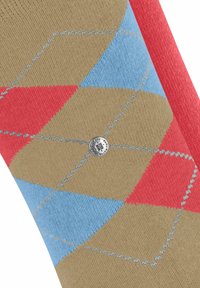 Stricksocken mit einem braunen, blauen und roten Argyle-Muster, akzentuiert durch hellgraue Nähte und ein silbernes Logo-Knopfdetail.