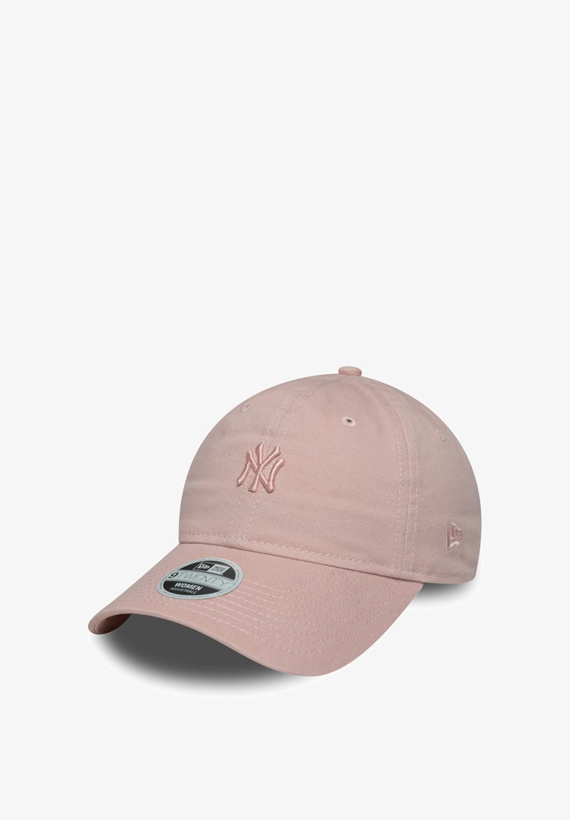 Ružičasta pamučna bejzbol kapa s vezenom logotipom New York Yankees, zakrivljenim vizorom i podesivim trakama na stražnjoj strani.